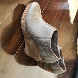 Dr. Scholls distressed brown wedge booties